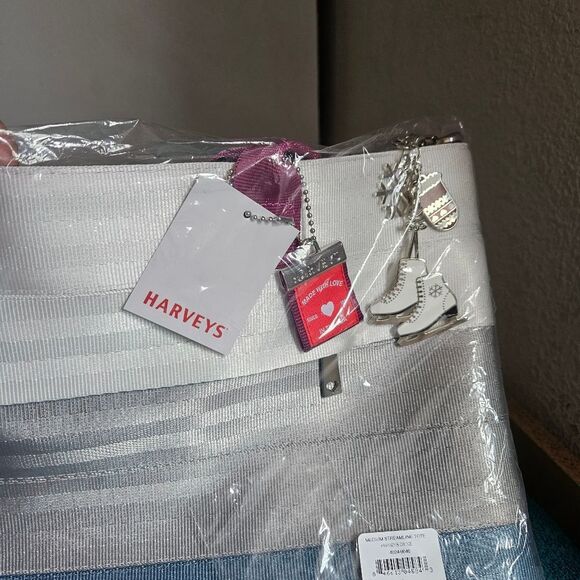 Harveys Medium Streamline Tote - Picture 3 of 5